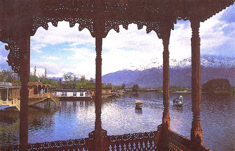  Kashmir  :  An Epic Journey Through Mystical Soundscapes and Energetic Guitar Riffs